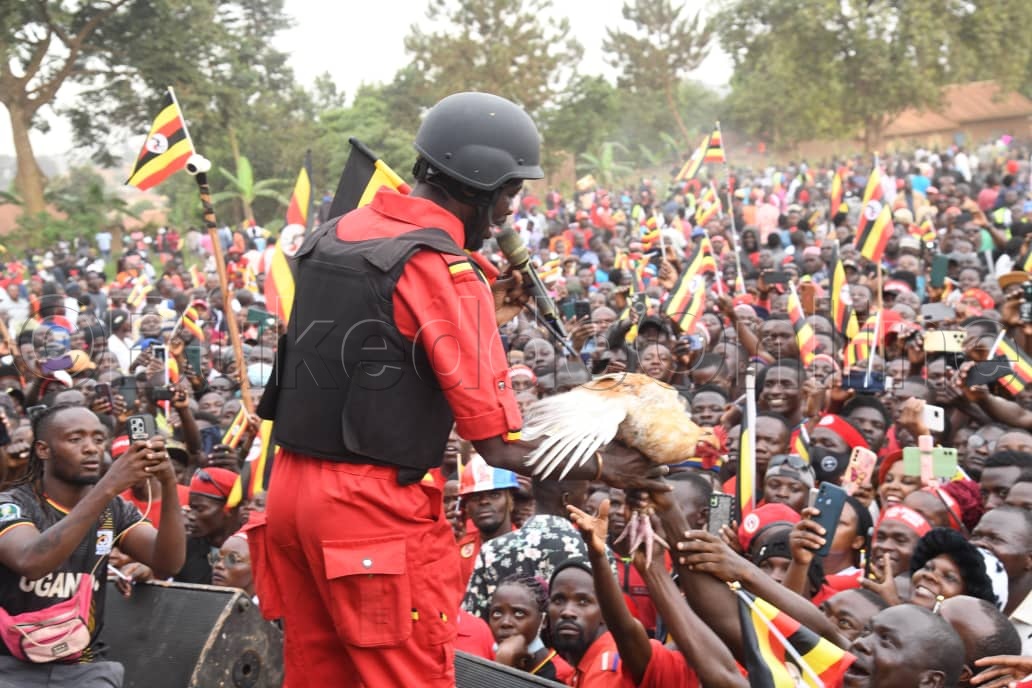 Abamu ku bawagizi ba Kyagulanyi nga bamutonera ebirabo.