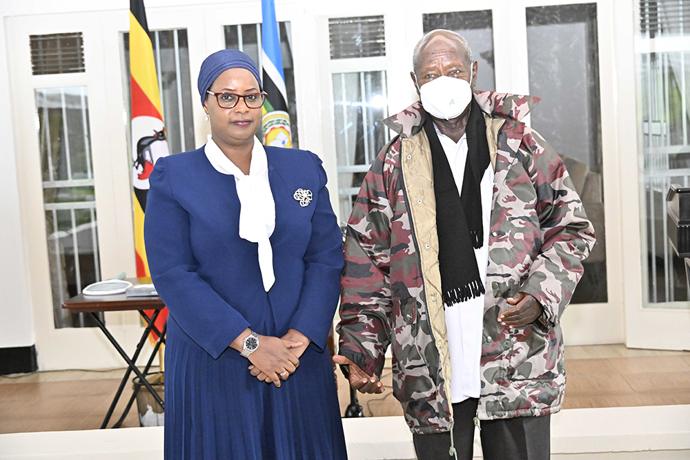 President Yoweri Kaguta Museveni poses for a photo with the Uganda’s new Inspector General of Government Hon. Lady Aisha Naluze, after taking oath during the swearing in ceremony at the State Lodge Mbale on November 09, 2025. 