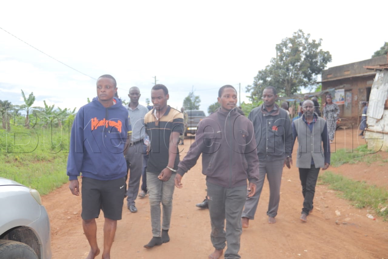 Omwogezi wa poliisi mu bbendobendo lye masaka Twaha Kasirye ng'aliiko byasoya abakwate