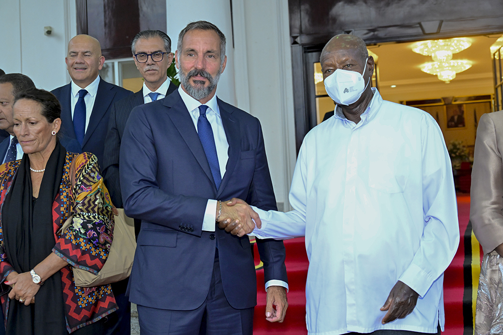 Prince Rahim Aga Khan V (left) received by President Yoweri Kaguta Museveni, alongside First Lady and Minister of Education and Sports, Janet Museveni, at State House, Entebbe. (PPU)