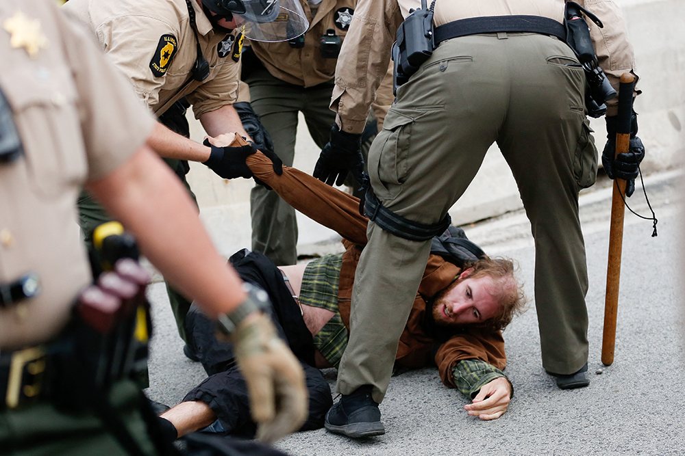 A federal judge on October 9 ordered a temporary halt to President Donald Trump's deployment of hundreds of National Guard troops in the Chicago area as part of his sweeping crime and immigration crackdown. Trump's administration has argued the troops are necessary to protect immigration agents and facilities in America's third largest city, falsely depicting it as a "war zone." (AFP)