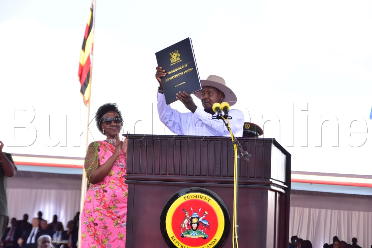 Pulezidenti Museveni ng'akwasiddwa ssemateeka wa  Uganda