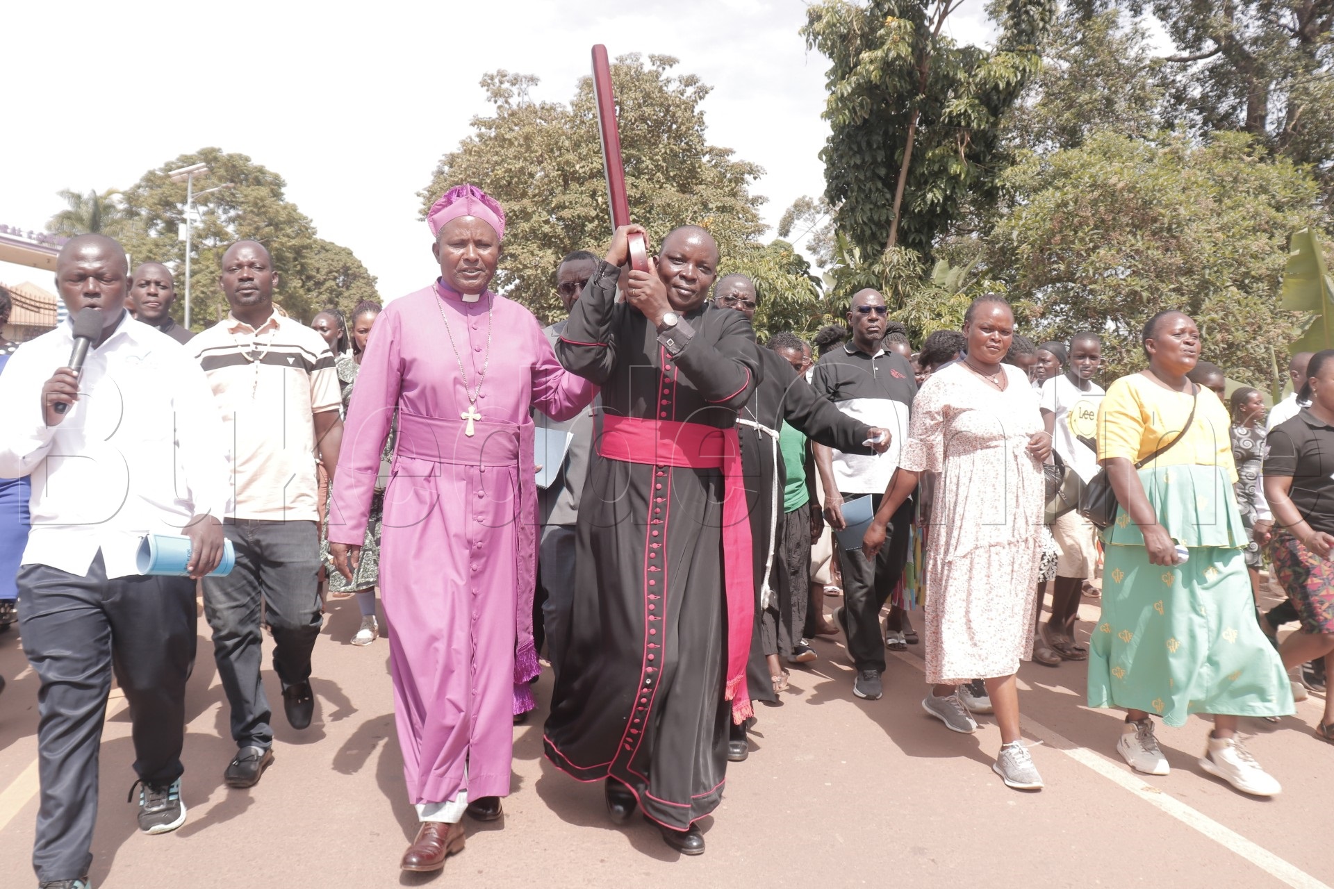 Omulabirizi we Mukono Enos Kagodo ng'ali ne Vicar wa Lutikko e Mukono Canon Rev.Godfrey Ssengendo mu kutambuza ekkubo ly'omusaalaba
