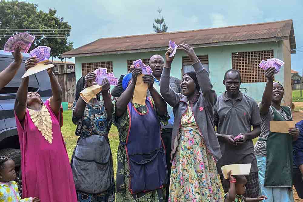 Bombo Central Market vendors excited after receiving President Yoweri Kaguta Museveni’s financial support to boost their businesses at Namalinga Market at Bombo Central Market in Bombo Wakiso District on September 22, 2025. (Credit: PPU/Tony Rujuta)
