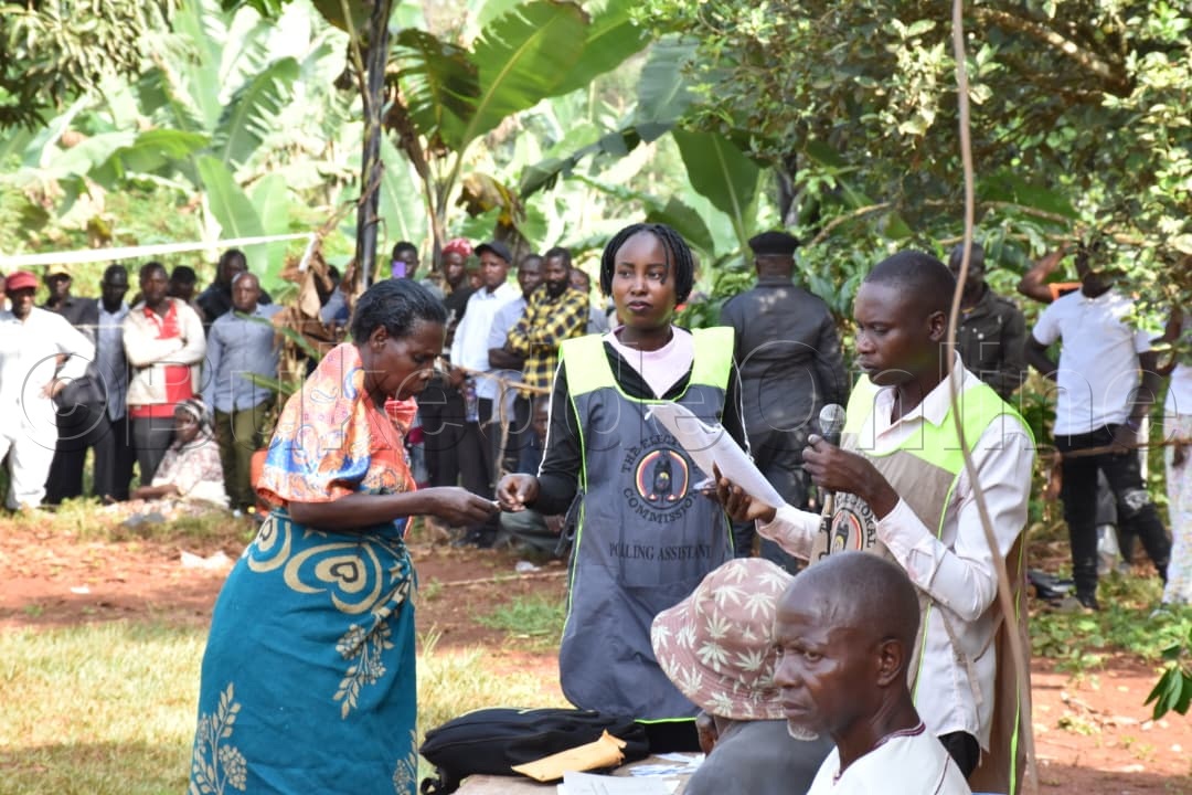 Abeebyokulonda nga basoma omutuuze e Buikwe ku kyalo Lugala.