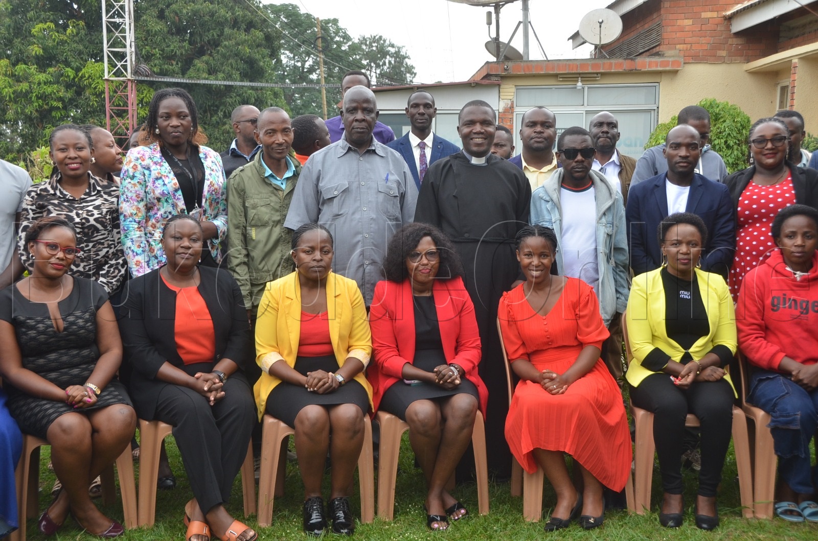 Abakozi ba Vision Group mu ttabi ly'e Mbarara nga bali mu kifaananyi eky'awaamu mu kujaguza emyaka 4o egya NV