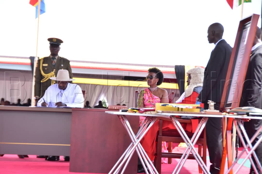 Pulezidenti Museveni ng'ateeka omukono ku kirayiro 