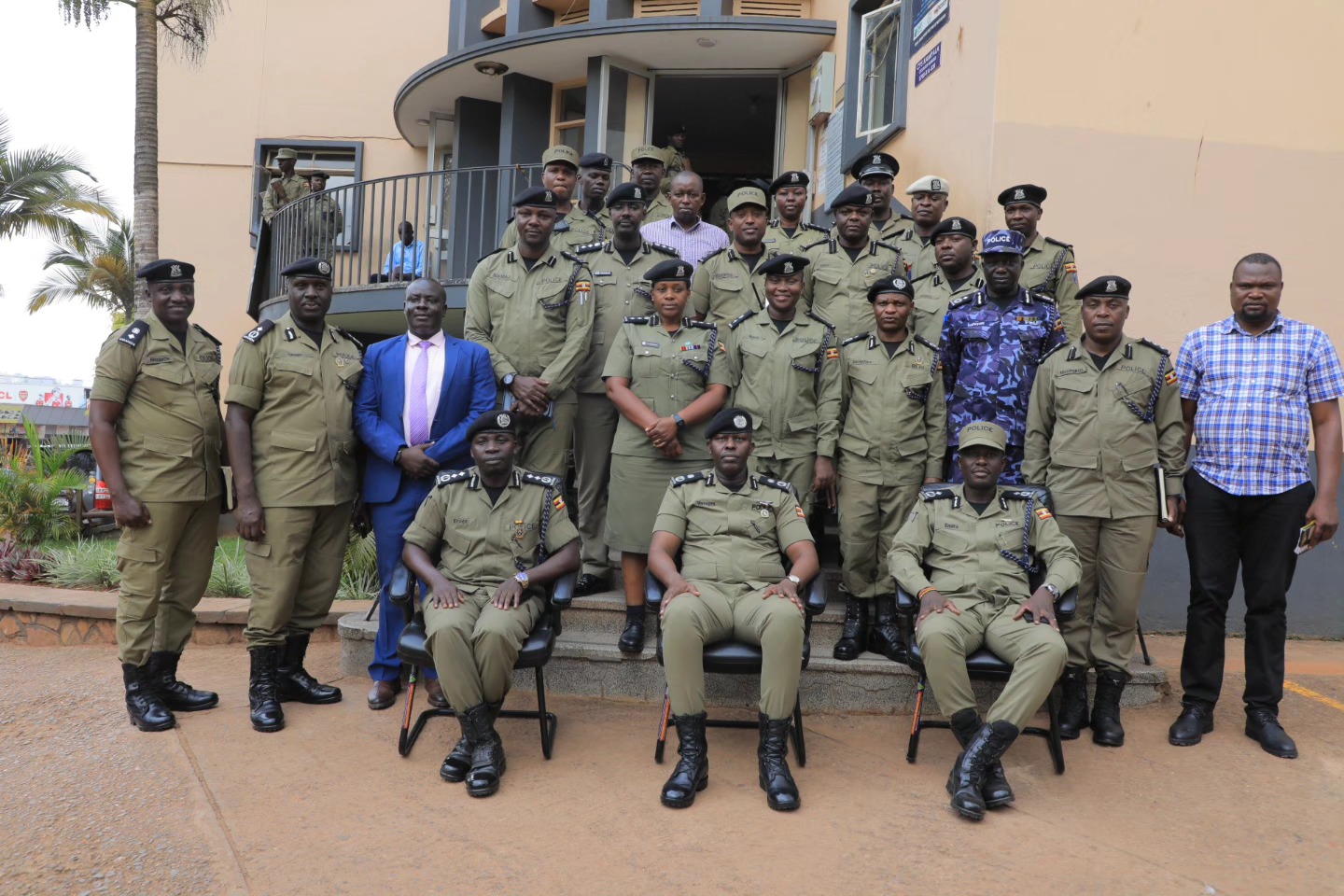 Abatudde wansi: Ecega (ku kkono),Mwesigwa wakati ne Emitu ku ddyo abatudde ku ntebe oluvannyuma lw'omukolo gw'okuwaayo ofiisi