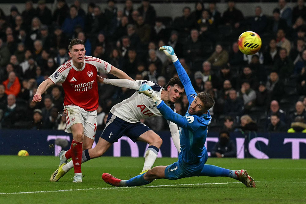 Arsenal's Swedish striker #14 Viktor Gyokeres (L) scores his team's fourth goal during the English Premier League football match between Tottenham Hotspur and Arsenal at the Tottenham Hotspur Stadium in London, on February 22, 2026. (Credit: AFP)