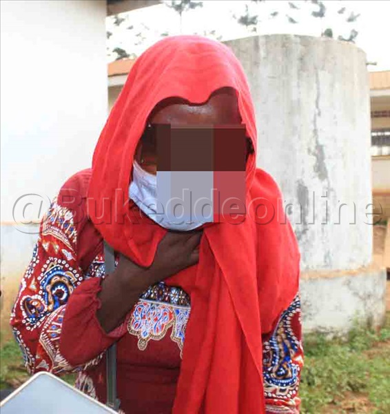 Omuwala Ng'alaga Omuyindi Bwe Yamutuga.