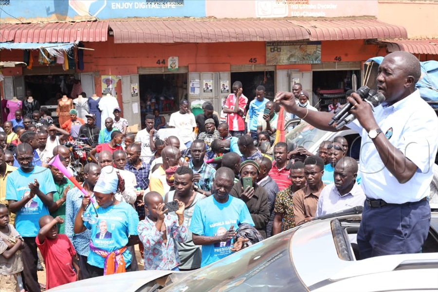 Nandala received cheering crowds, even making a brief stop in Ishaka and Bushenyi to greet his supporters before continuing to Mitooma. (All Photos by Alfred Ochwo)