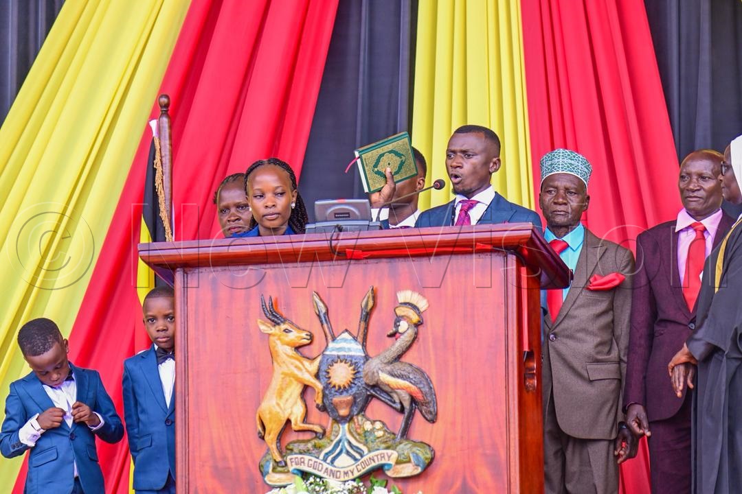 Nkeretanyi Kiruluuta taking oath to officially assume office as Kalungu East MP. (Photo by Miriam Namutebi)