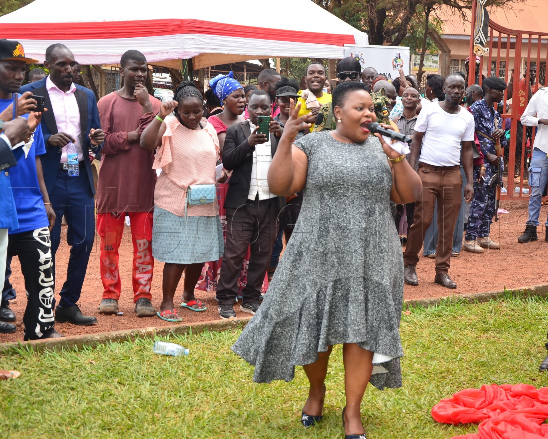 Catherine Kusasira ng'asanyusa abantu