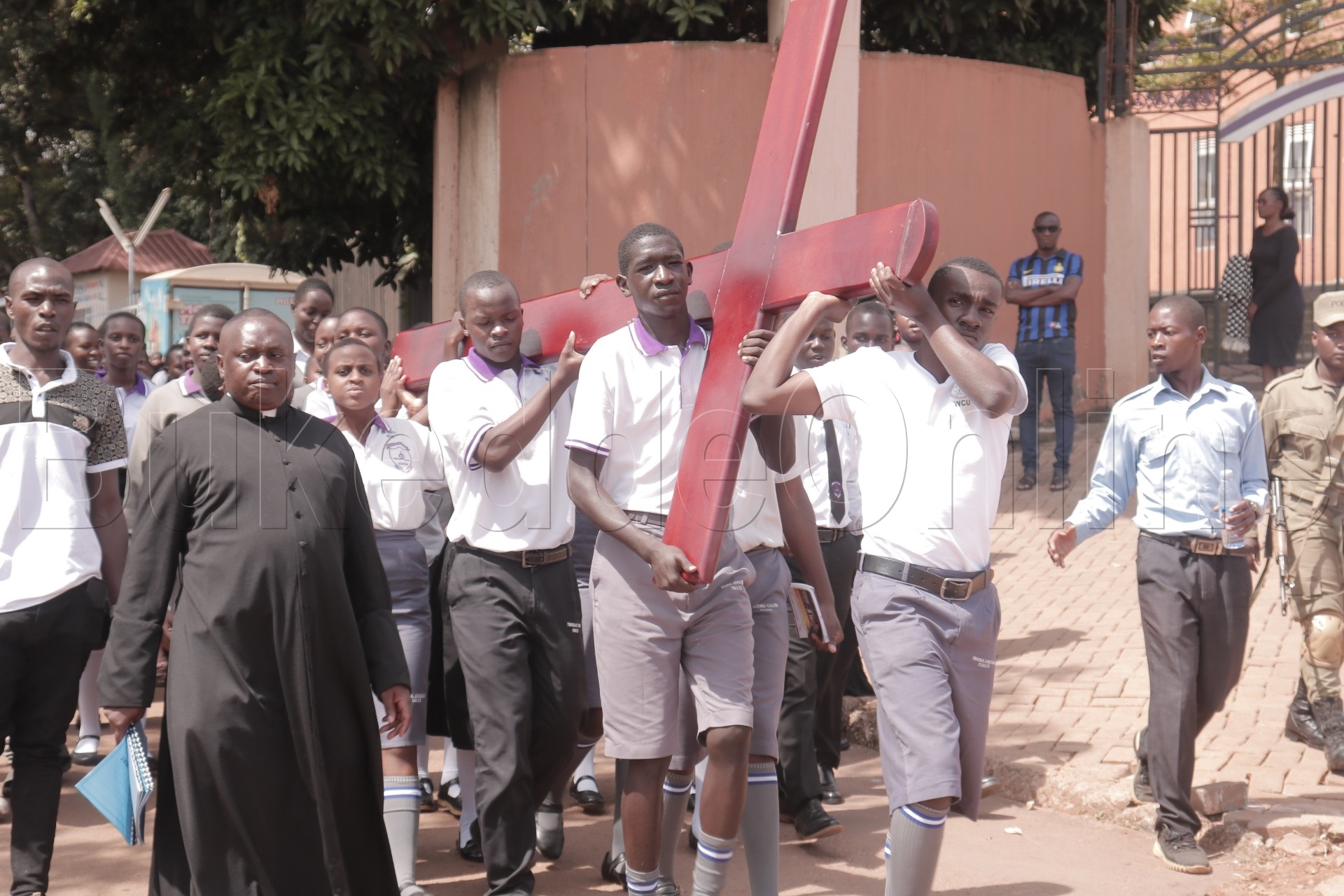 Abayizi b'essomero lya Bishops e Mukono nga basitudde ekkubo ly'omusaalaba