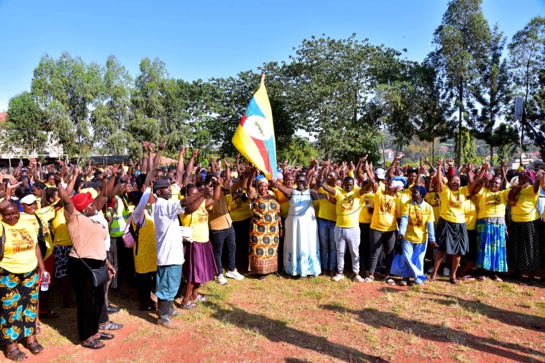 Abawagizi ba Pulezidenti Museveni nga bawaga oluvannyuma lw'okutongoza Kunga mu Kawempe