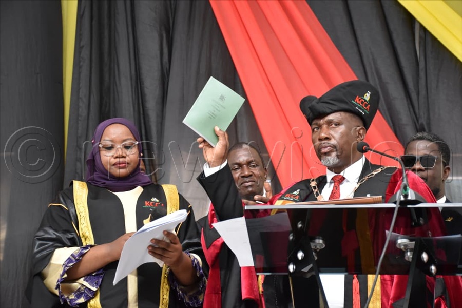 Ronald Balimwezo Nsubuga (R) takes oath as the Kampala Lord Mayor alongside Kampala Capital City Authority (KCCA) executive director Sharifah Buzeki (L). (All Photos by Simon Peter Tumwine)