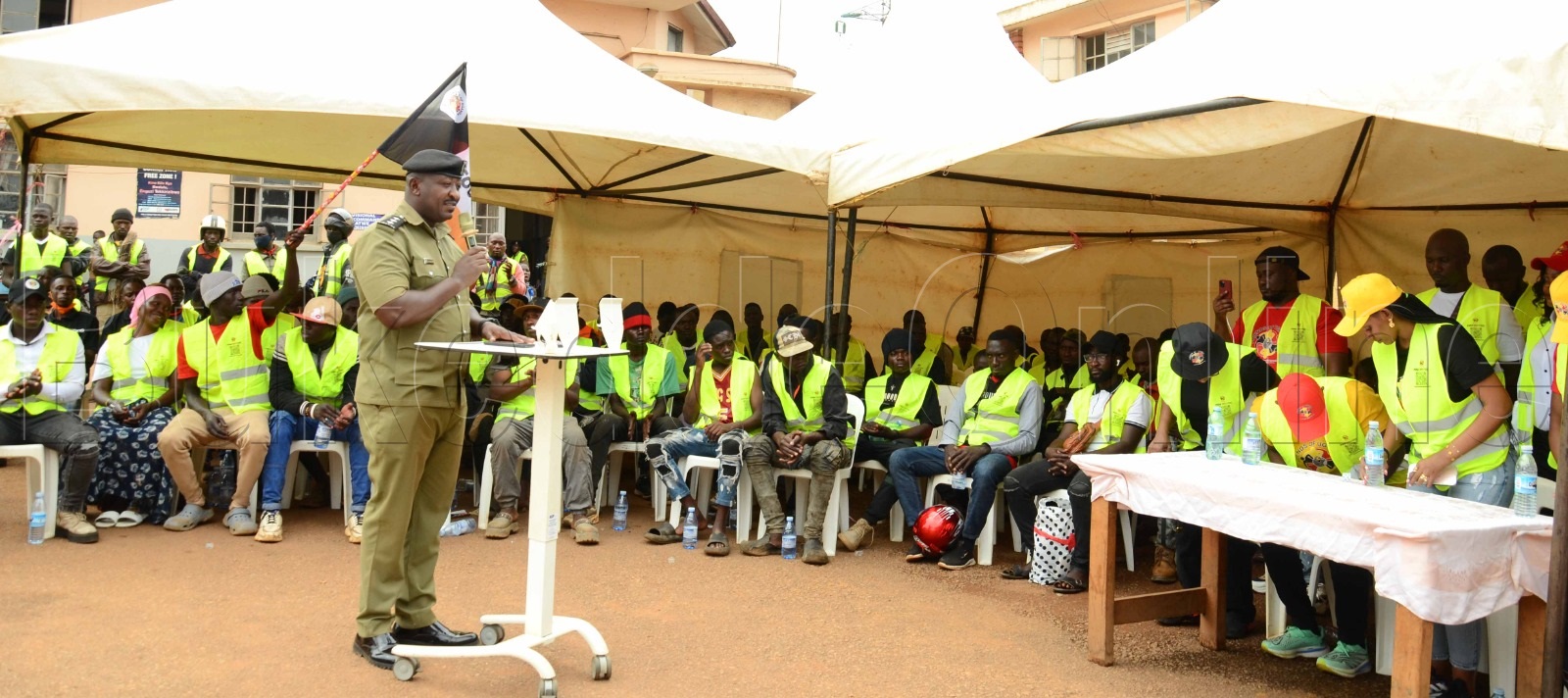 Akulira poliisi n'omuntu wa bulijjo ku poliisi e Katwe ASP Gilbert Nyaika