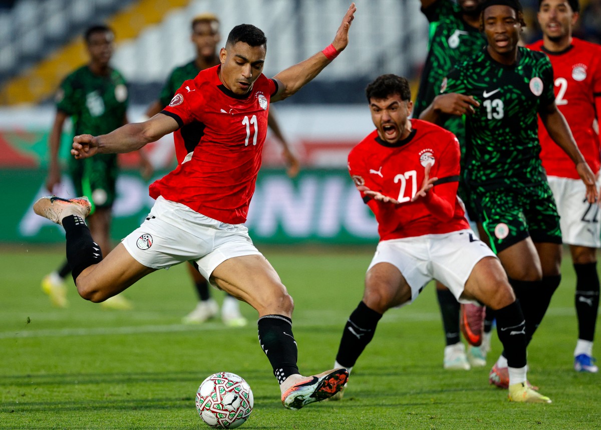 Egypt's forward Mostafa Mohamed shoots but fails to score. (AFP Photo)