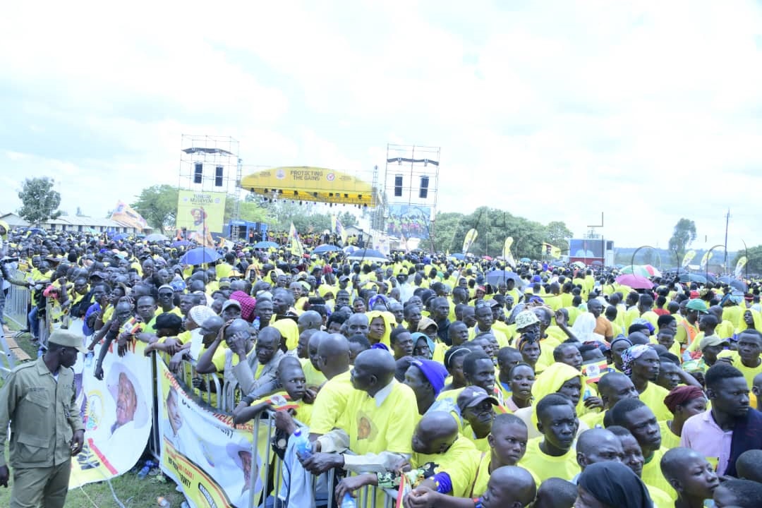 Voters listening to the President and First lady.