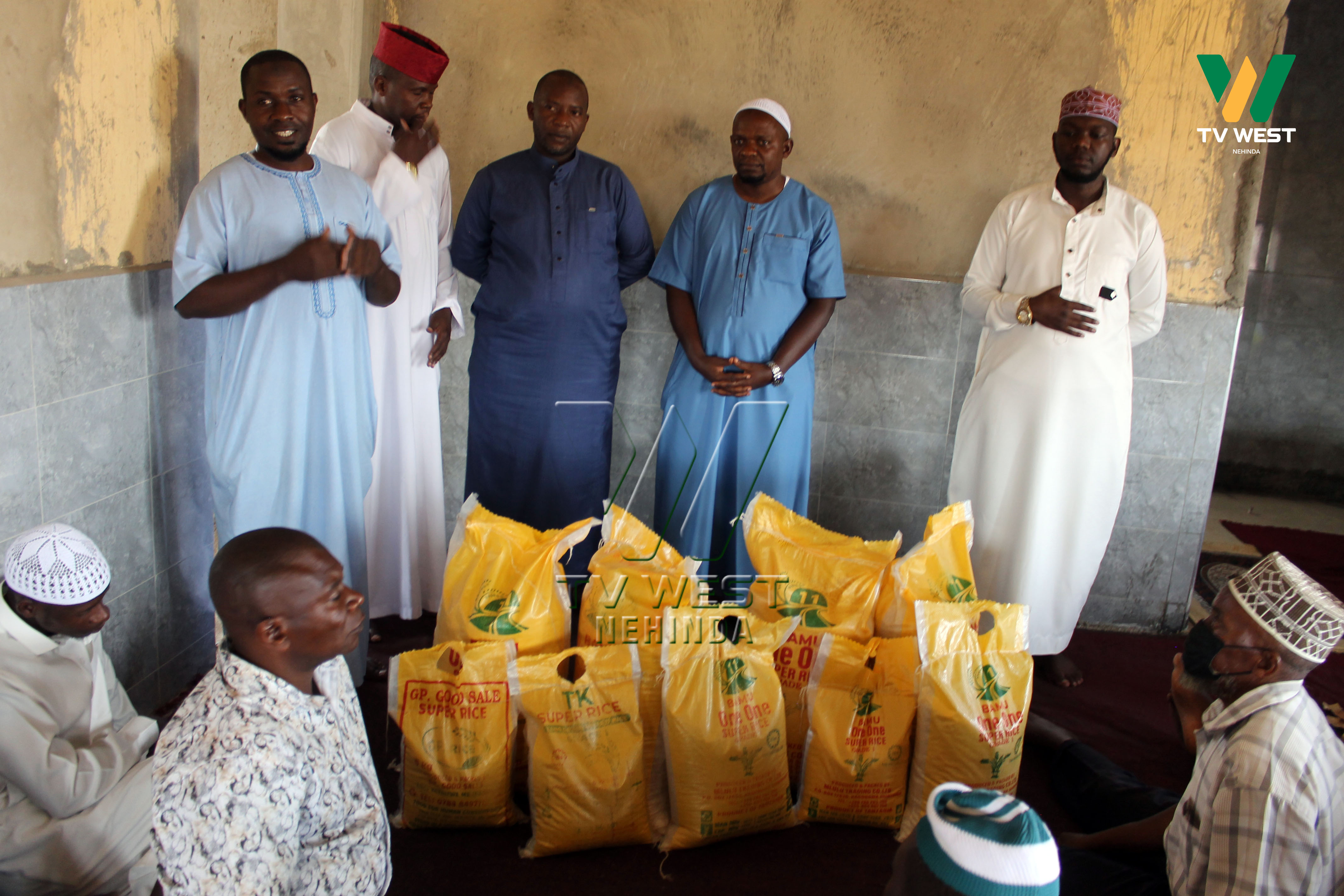 Ahakushaba Juma aha muzigiti gwa Rwobuyenje omuri Mbarara City, abasiraamu bateireho obuhwezi bw'okushagika abatarikwebaasa nk'embohe n'abandi. PHOTO: ABDULKARIM SSENGENDO