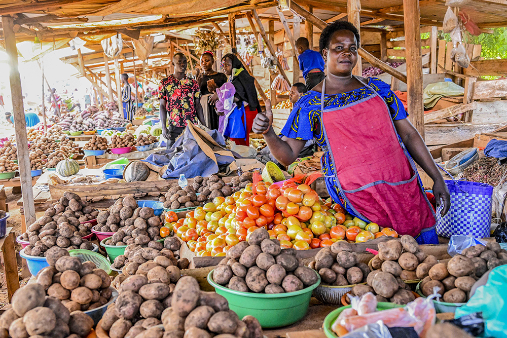 Hatim Catherine, a vegetable vendor, makes her remarks after receiving President Yoweri Kaguta Museveni’s financial support to increase Household Incomes at Bukomero roadside Market in Kiboga District on September 16, 2025. (Photo by PPU)