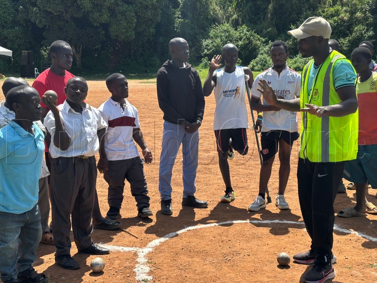 Omutendesi Vincent Mutagubya nga annyonyola abazanyi mu kutendekebwa