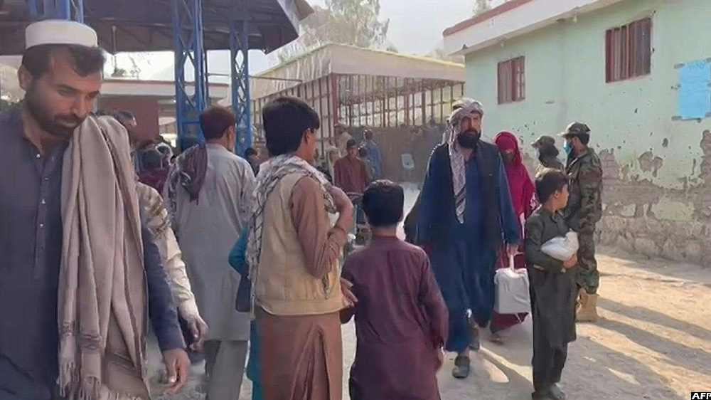 VIDEO: Afghanen überqueren Grenze, nachdem sie aus Pakistan geflohen sind ...
