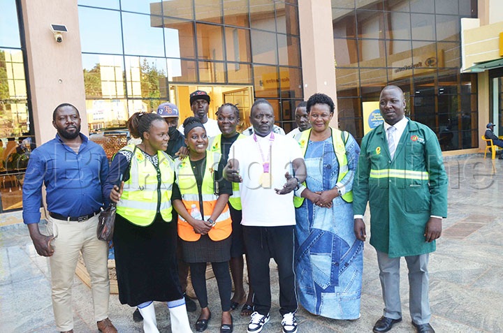 Hillary Musoke Kianja (wakati Mu Nkoofiira Enzirugavu) Ng'ayanirizibwa Abawagizi Be Oluvannyuma Lw'okuwangula Omudaali Gwa Zzaabu Ogwamuweerebwa Parliament Y'e Bungereza