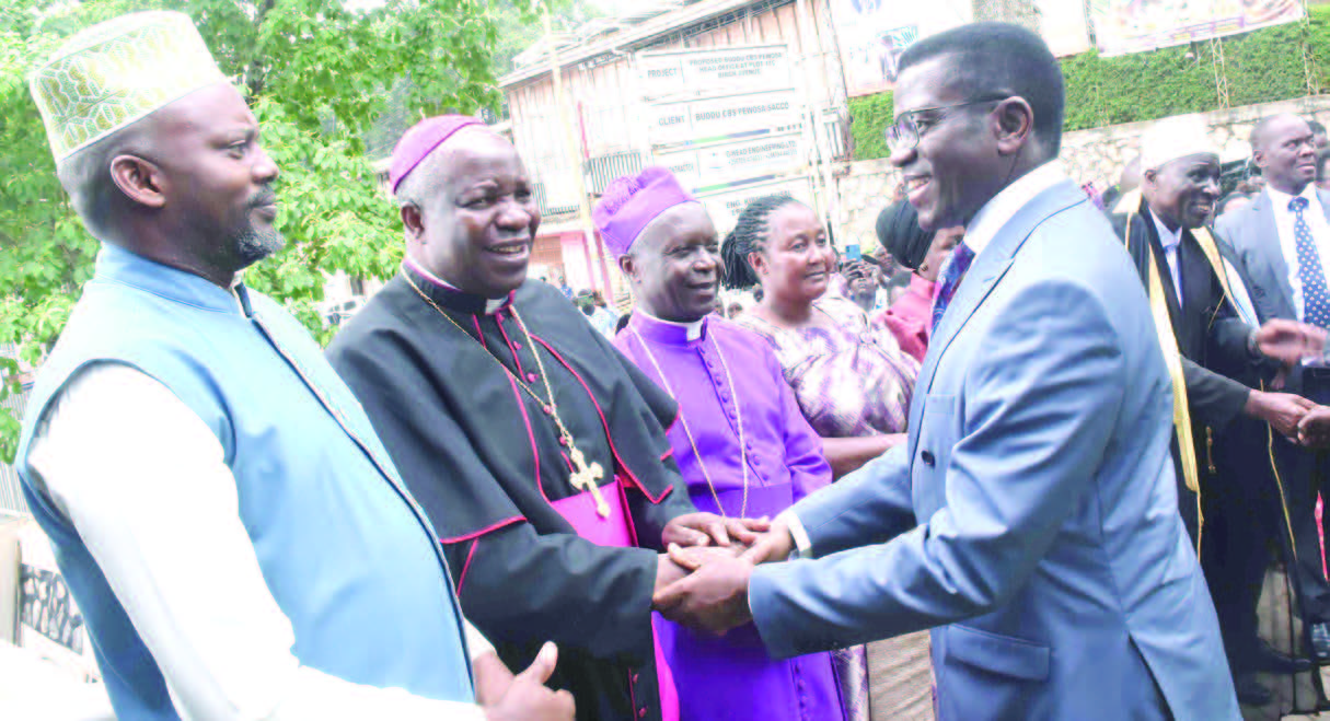 Mayiga Ng'abuuza Ku Bannaddiini.