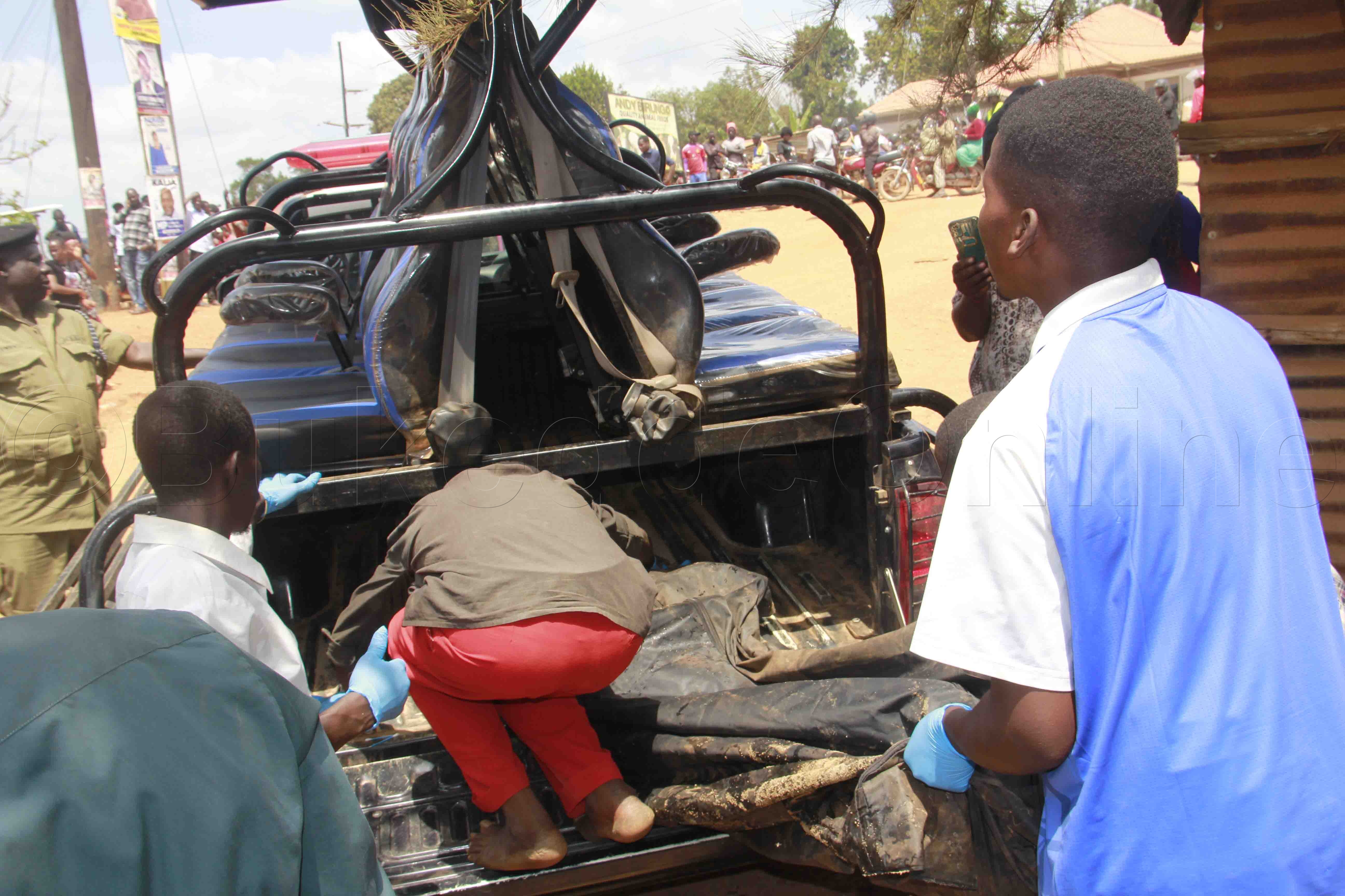 Poliisi ng'eggyawo omulambo gw'omugenzi.