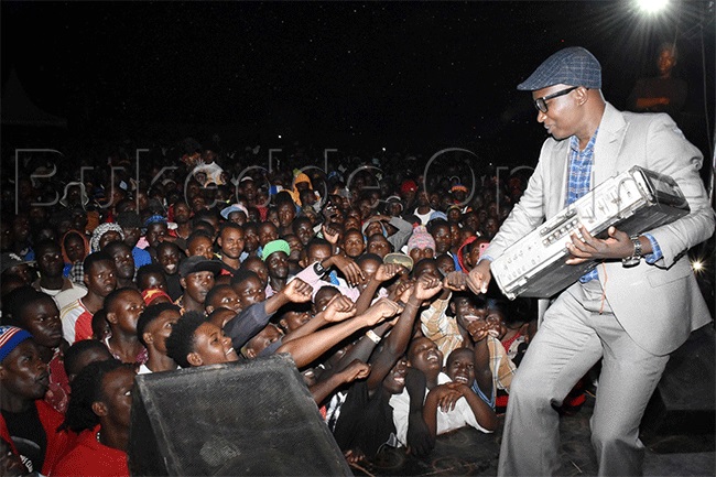 Omutaka Sebwato ng'abuuza ku badigize