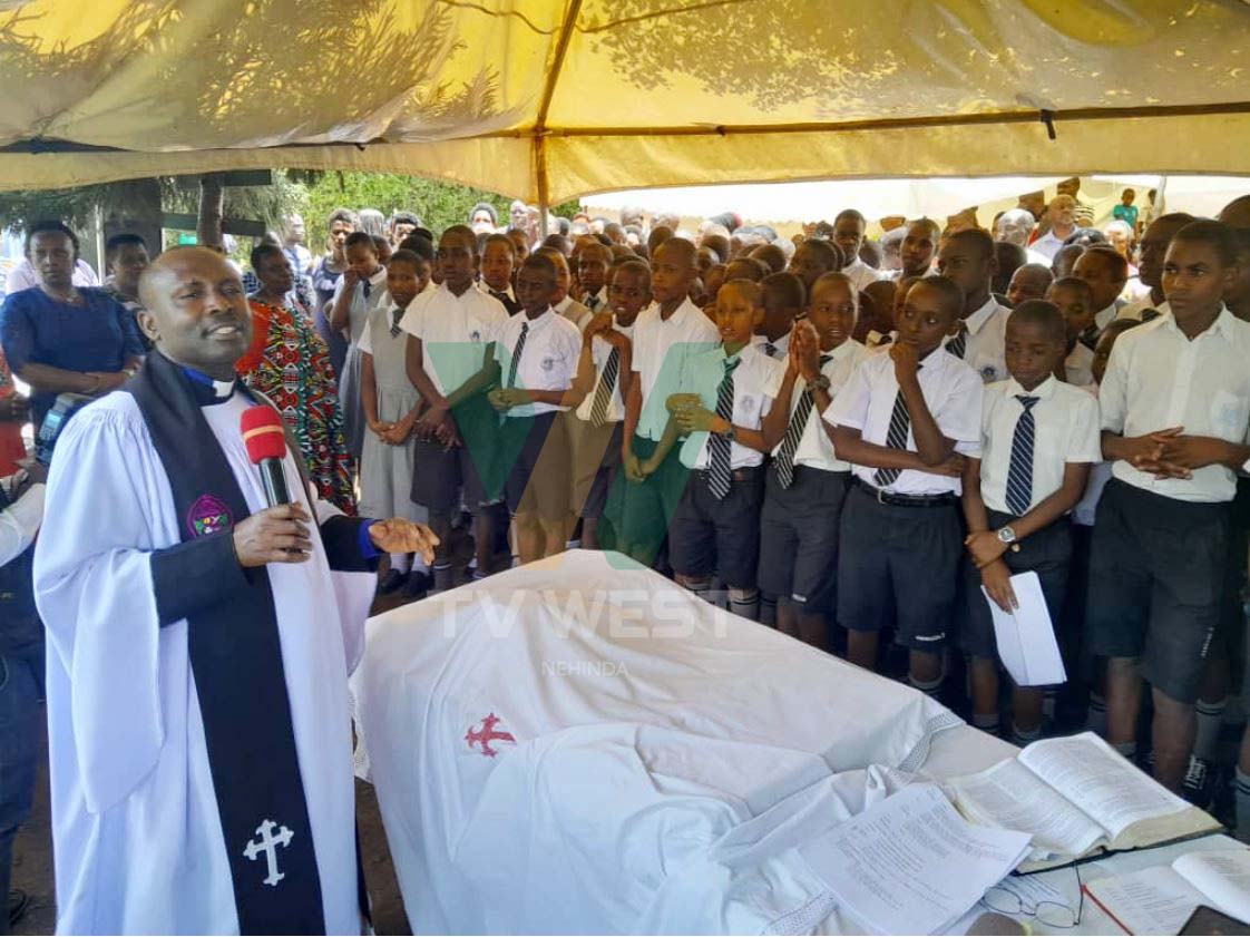 Rev. Can. John Makuru, Saabadikoni wa Kyeizooba Archdeaconry aha mukoro gw'okushabira abeegi ba P.7 ab'eishomero erya Parental Care Nursery and Primary School, Bushenyi aha Sande ebiro 22/10/2023. 