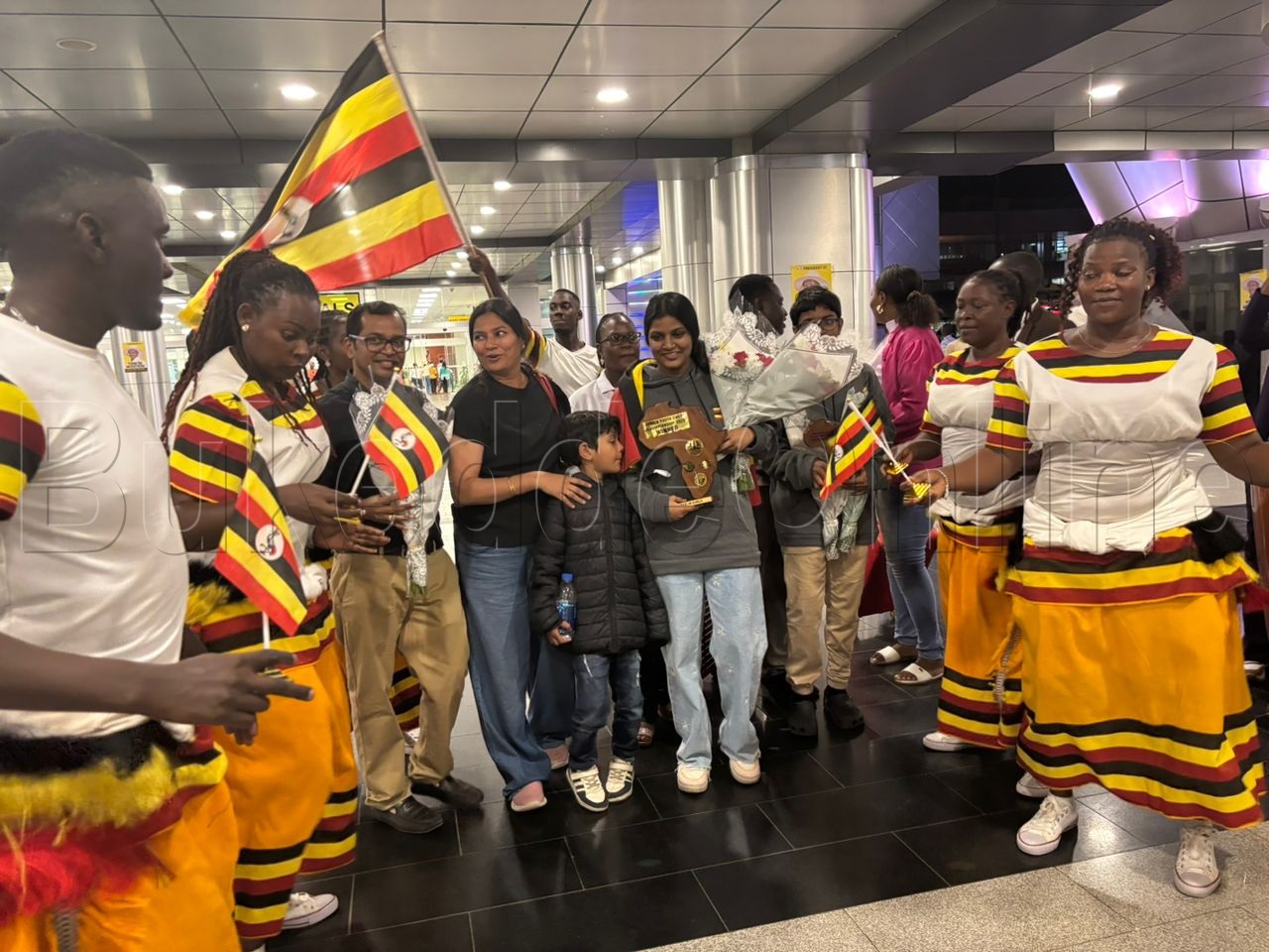 abazinuyi bamazina amaganda nga baaniriza Sana ne muganda we Soubith abaavudde e  Zimbabwe mu mpaka za chess