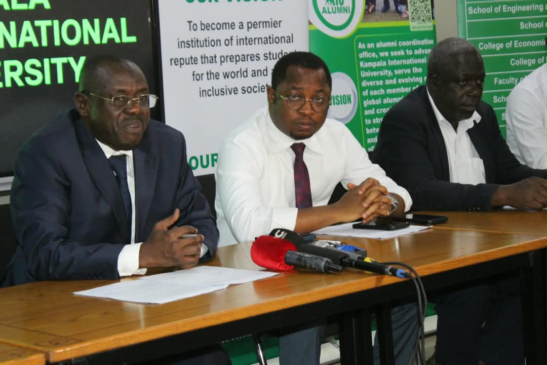 Akulira yunivasite ya Kampala international yunivasite pulofeesa Mohammed Ngoma bweyabadde ayogerako eri bannamawulire mu Kampala