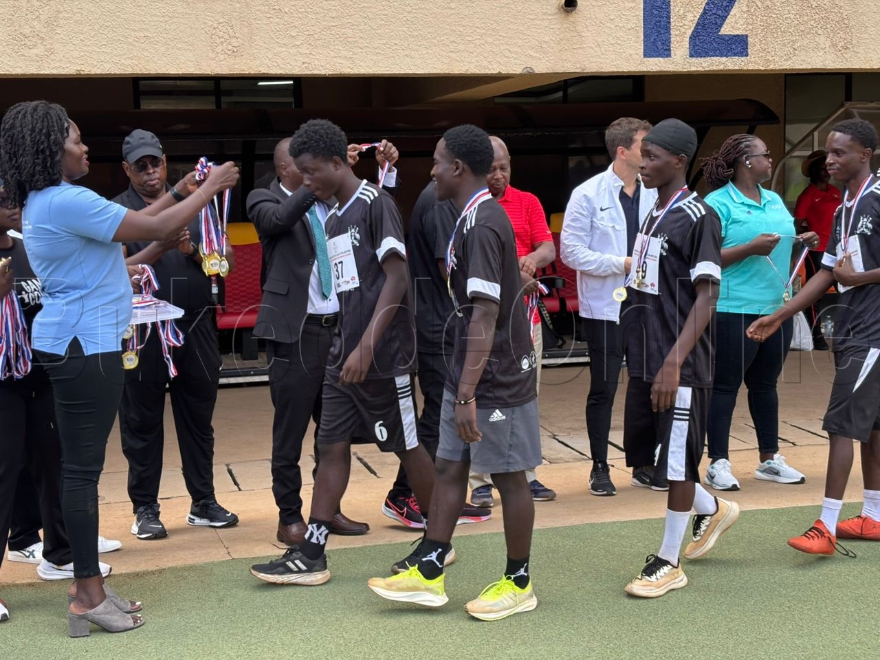 Abazannyi nga babambaza emidaali