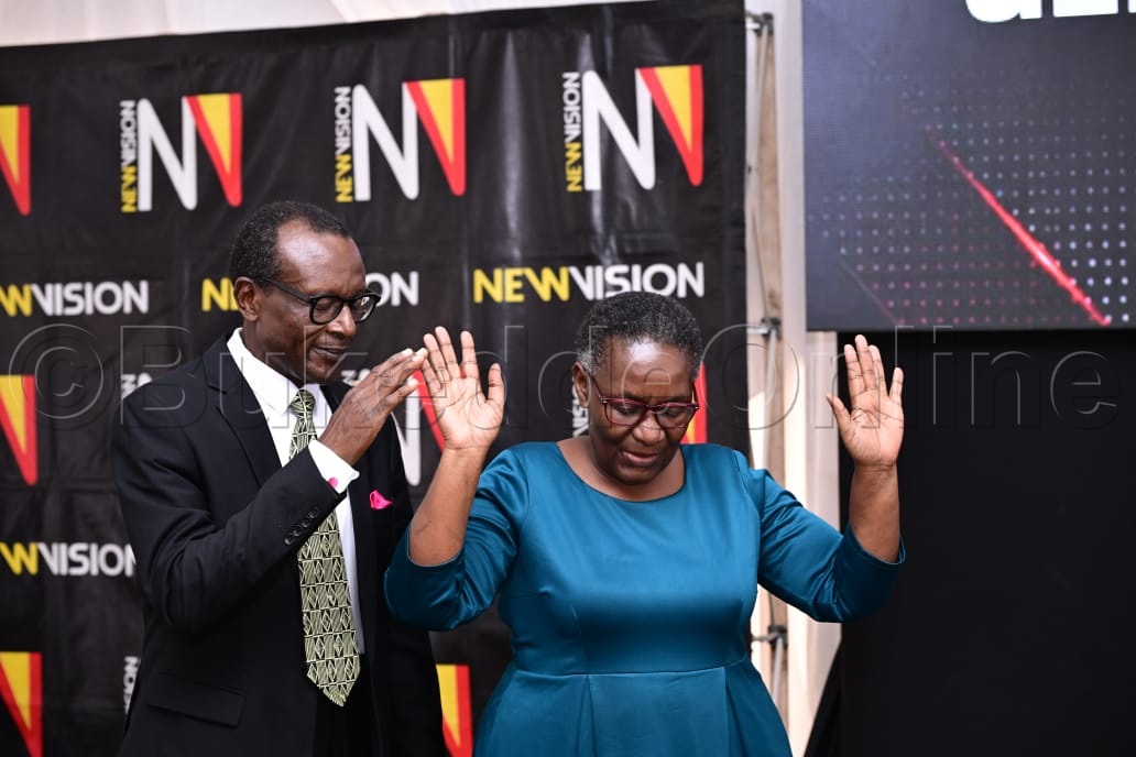 Barbara n'omwami we Kaija nga babasabira essala ebasiibula.