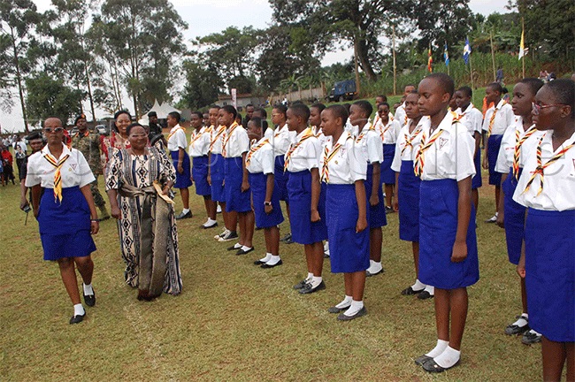 Abaana b'essomero lye Nabbingo nga baaniriza Katikkiro wa Uganda