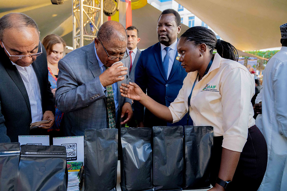 Sindiso Ngwenya (2nd left) the President and Chairman of the Transform Africa Development Agency smelling the aroma of Uganda's coffee while Gen Angina (2nd right) looks on. (Courtesy photo)