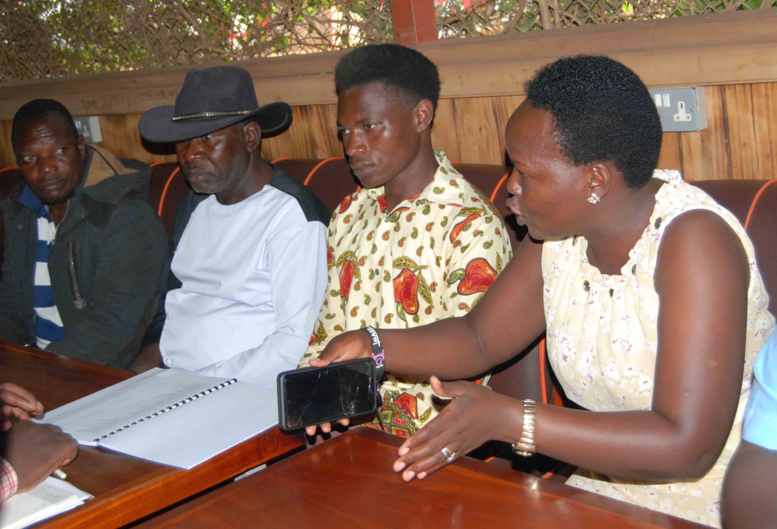 Abamu ku bayoola kasasiro nga bali mu lukiiko