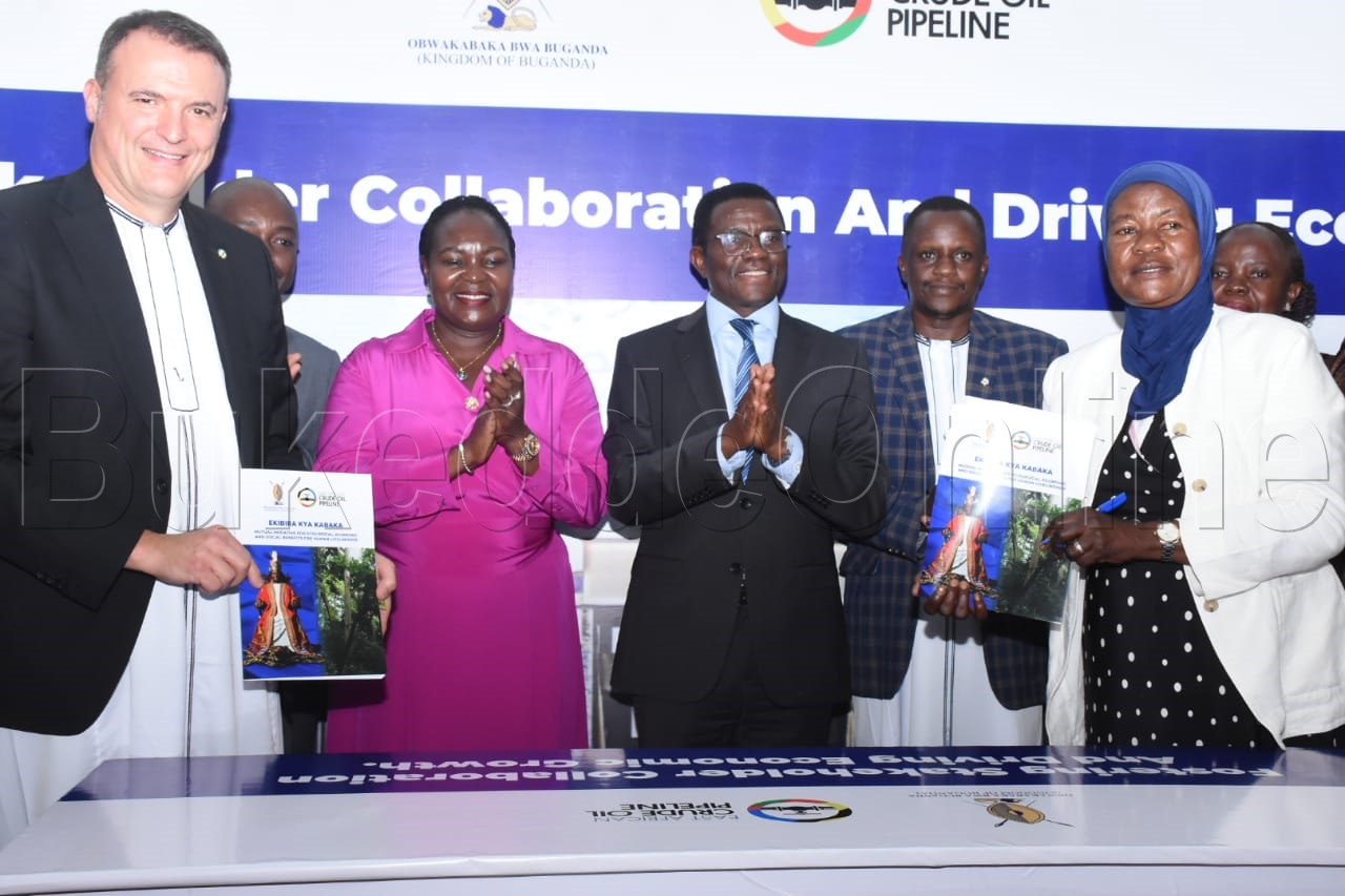 Katikkiro Mayiga ng'ali n'abakungu okuva mu Gavumenti eyawakati