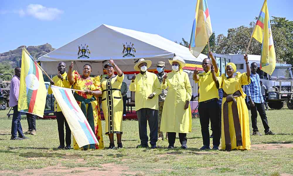 Museveni em Buyende: Discurso Explosivo aos Jovens e Promessas de Desenvolvimento!