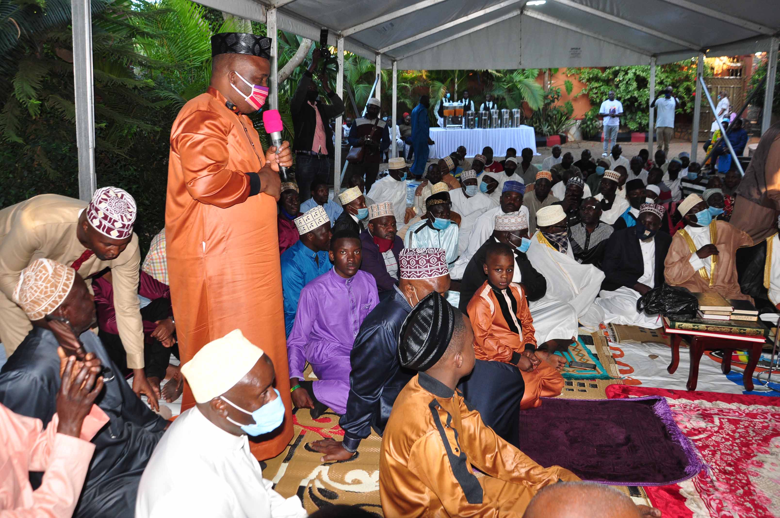 Omuloodi Lukwago Ngayogerako Eri Abagenyi Be