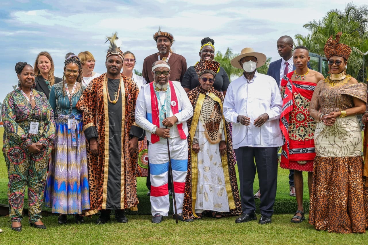 Pulezidenti Museveni ng'ali n'abakulembeze b'ennono e Munyonyo