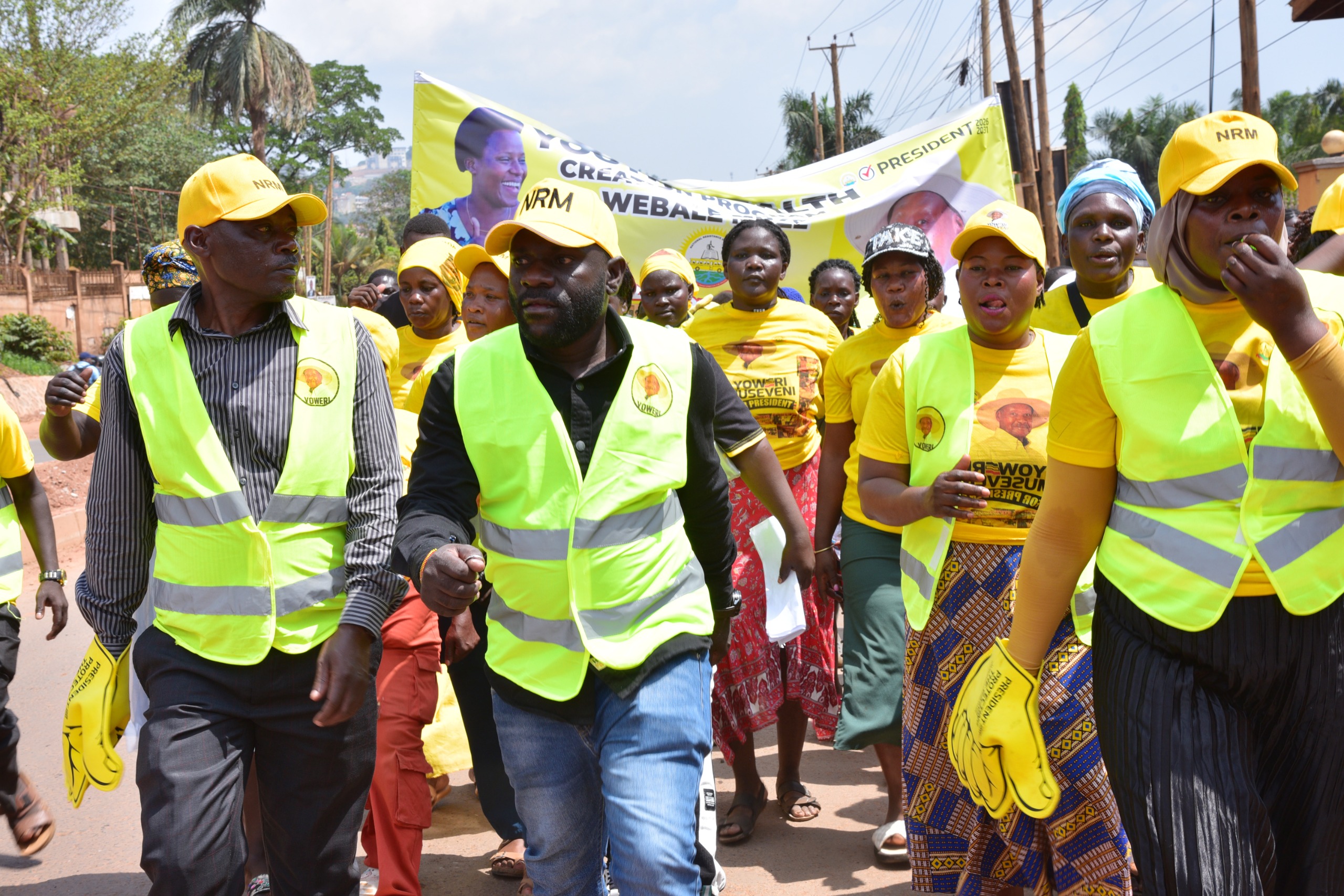 Ndase, wakati ng'akulebeddemu abamu ku baaganyulwa mu Youth Wealth Creation e Nakawa ne Makindye okuyisa ebivvulu.