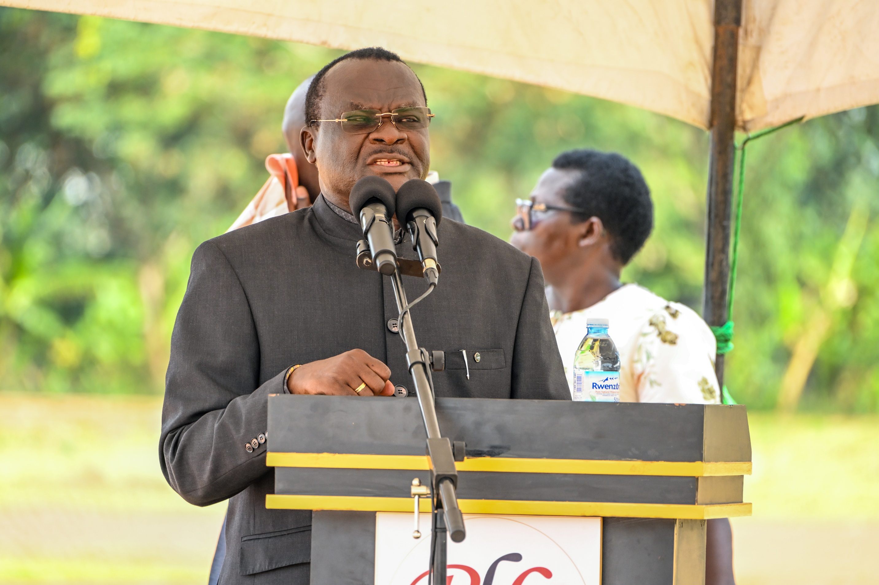 President Museveni asiimire Owiny-Dollo ahabw'okureetaho obumwe omumatemba g'eihanga...(PPU Photo)