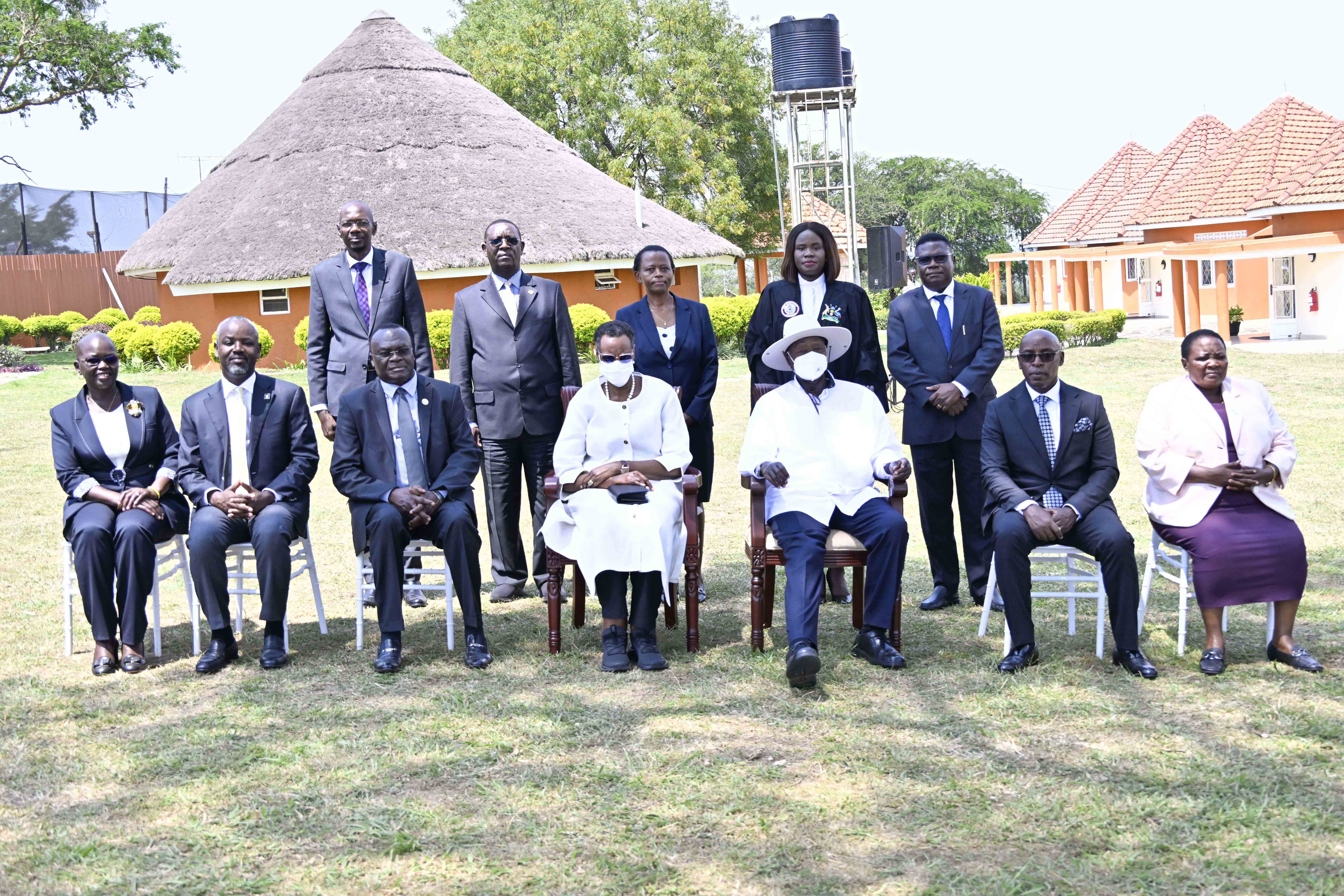 Bamwe ahabahikire ahamukoro gw'okurahiza Ishe-abaramuzi omusya...(PPU Photo)