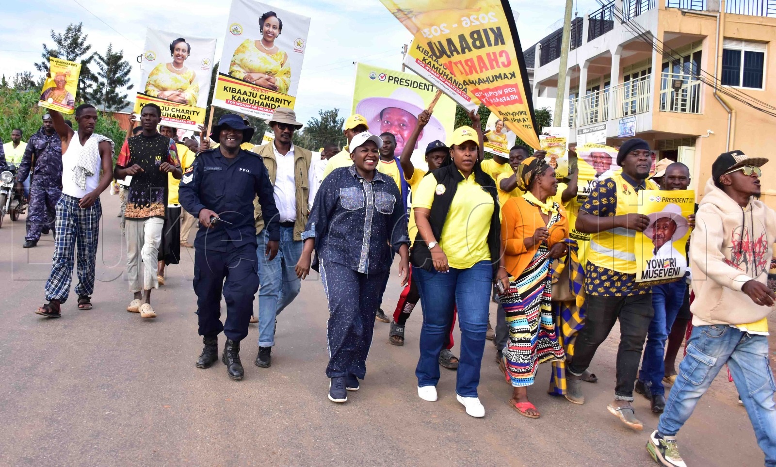 Hadijah Namyalo ng'atambula ku streets ze Mbarara