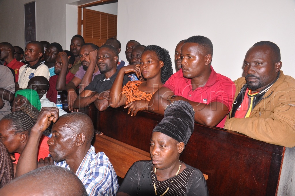 Kooti Yajjudde Abantu Ne bayimirira Mu Kaguli