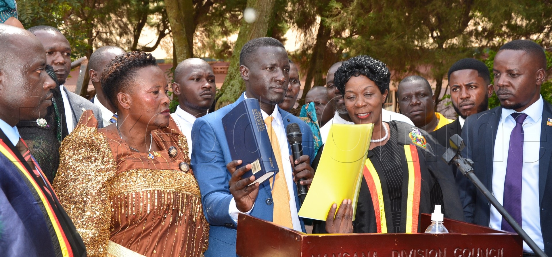 Sam Mugabi ng'akuba ebirayiro