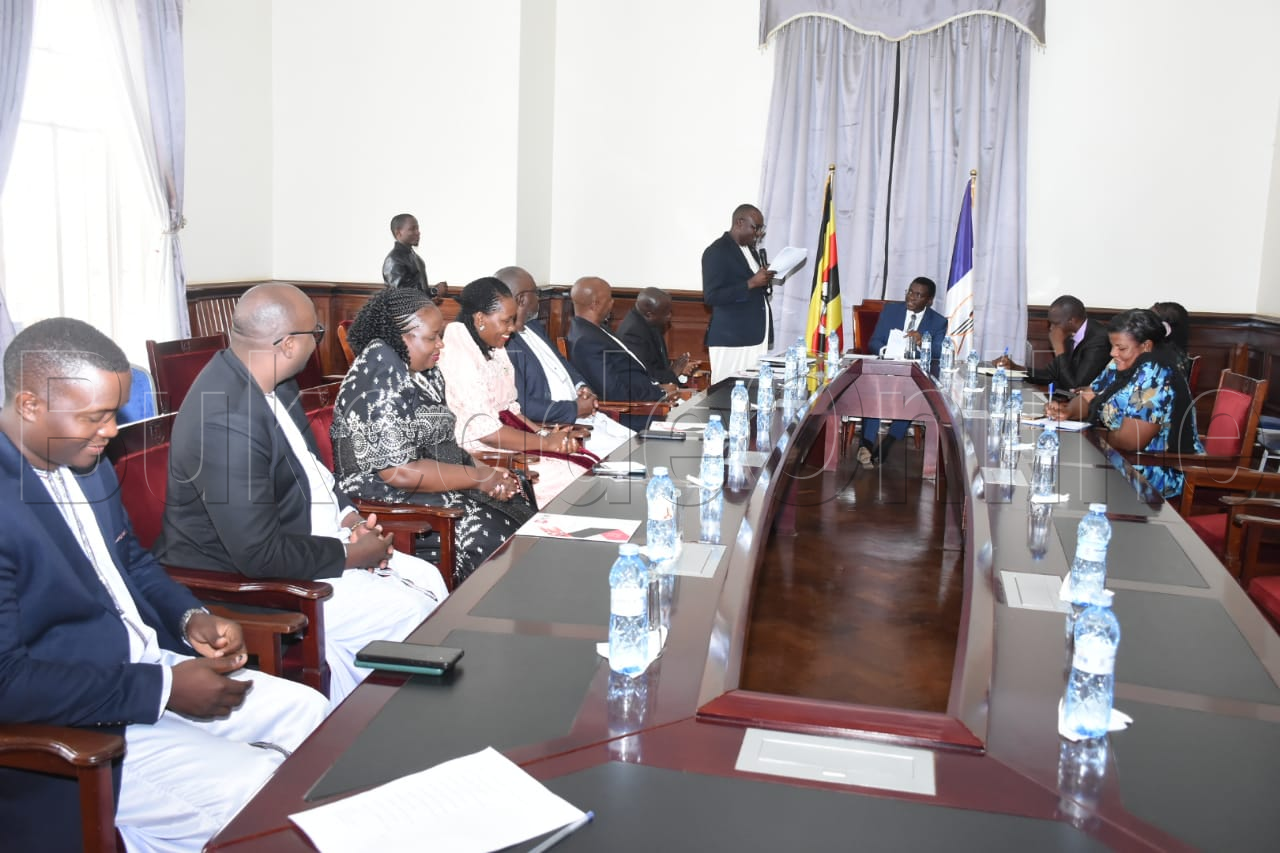 Katikkiro ng'ali mu kafubo n'abagenyi